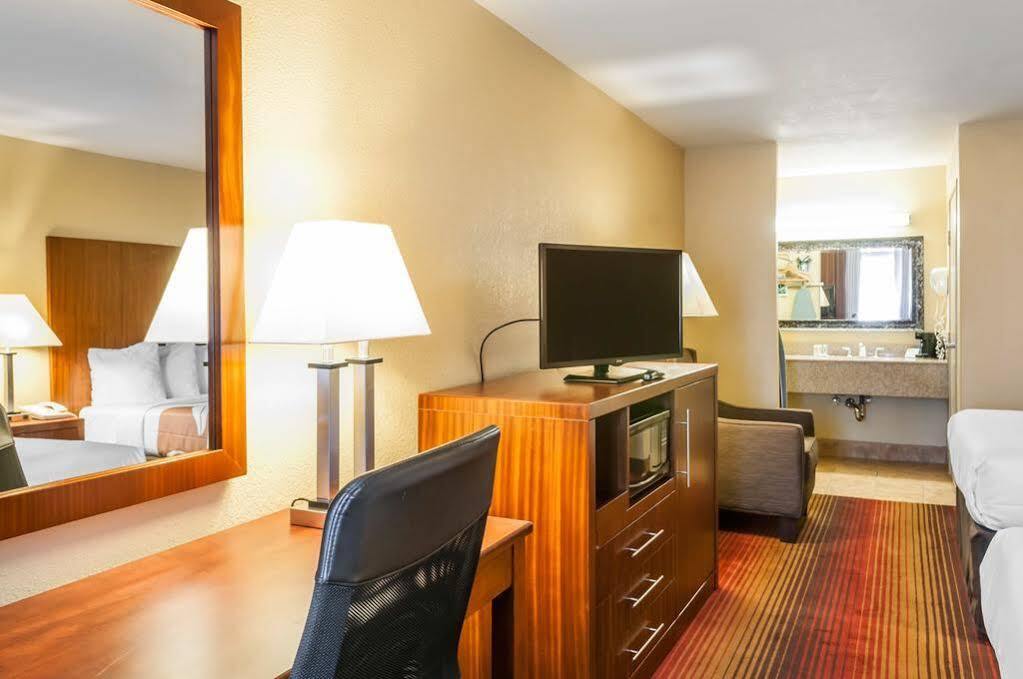 Quality Inn & Suites Albuquerque West Экстерьер фото